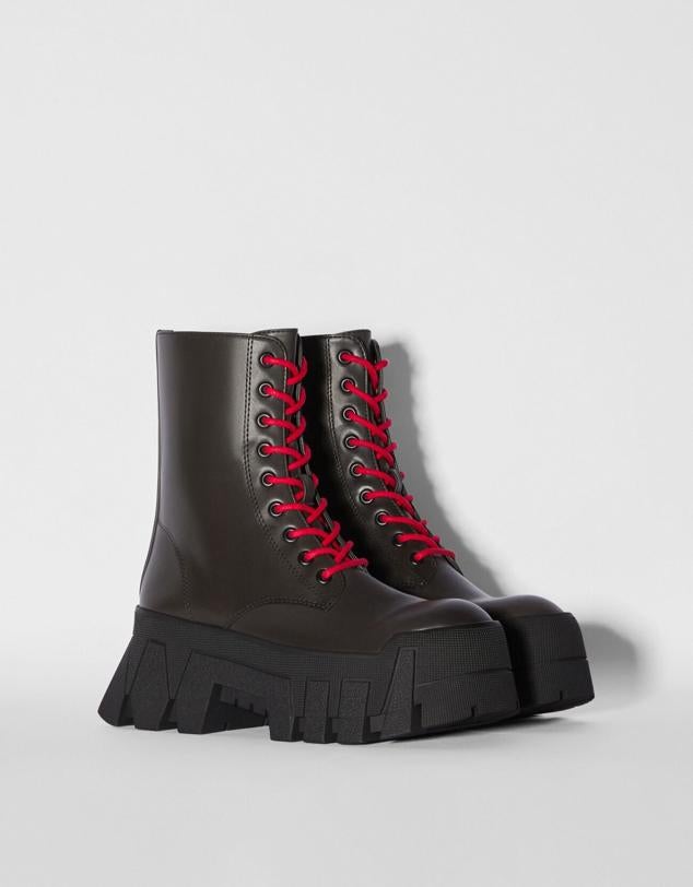 Botines con suela track que consiguen un calzado sport para tus looks más casuales. Además, cuenta con cordones a contraste para conseguir un efecto llamativo. Son de Bershka. Precio: 49,99 €. Cómpralo aquí