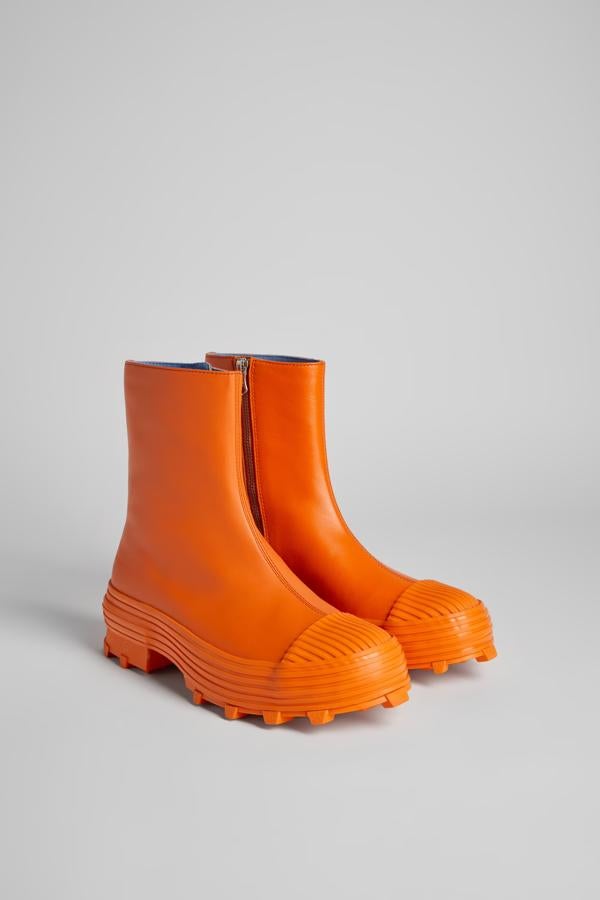 Botines con cremallera de piel naranja vulcanizada con suelas de goma dentada y plantillas acolchadas. Son de Camper. Precio: 285 €. Cómpralo aquí