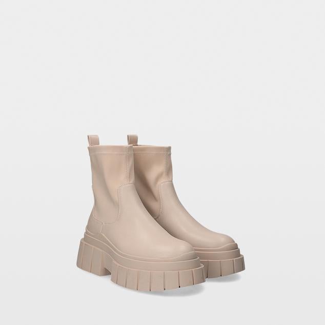 Botines de caña elástica para lograr mayor comodidad. Destacan por su plataforma con volumen y de suela track. Son de Ulanka. Precio: 69,99 €. Cómpralo aquí