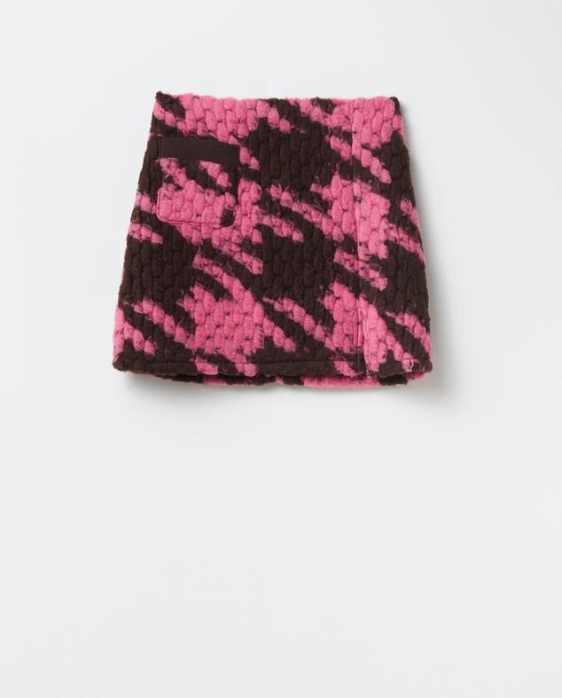 Minifalda de punto bicolor con inspiración en la tendencia Barbiecore. Es de Sfera. Precio: 25,99 €. Cómpralo aquí