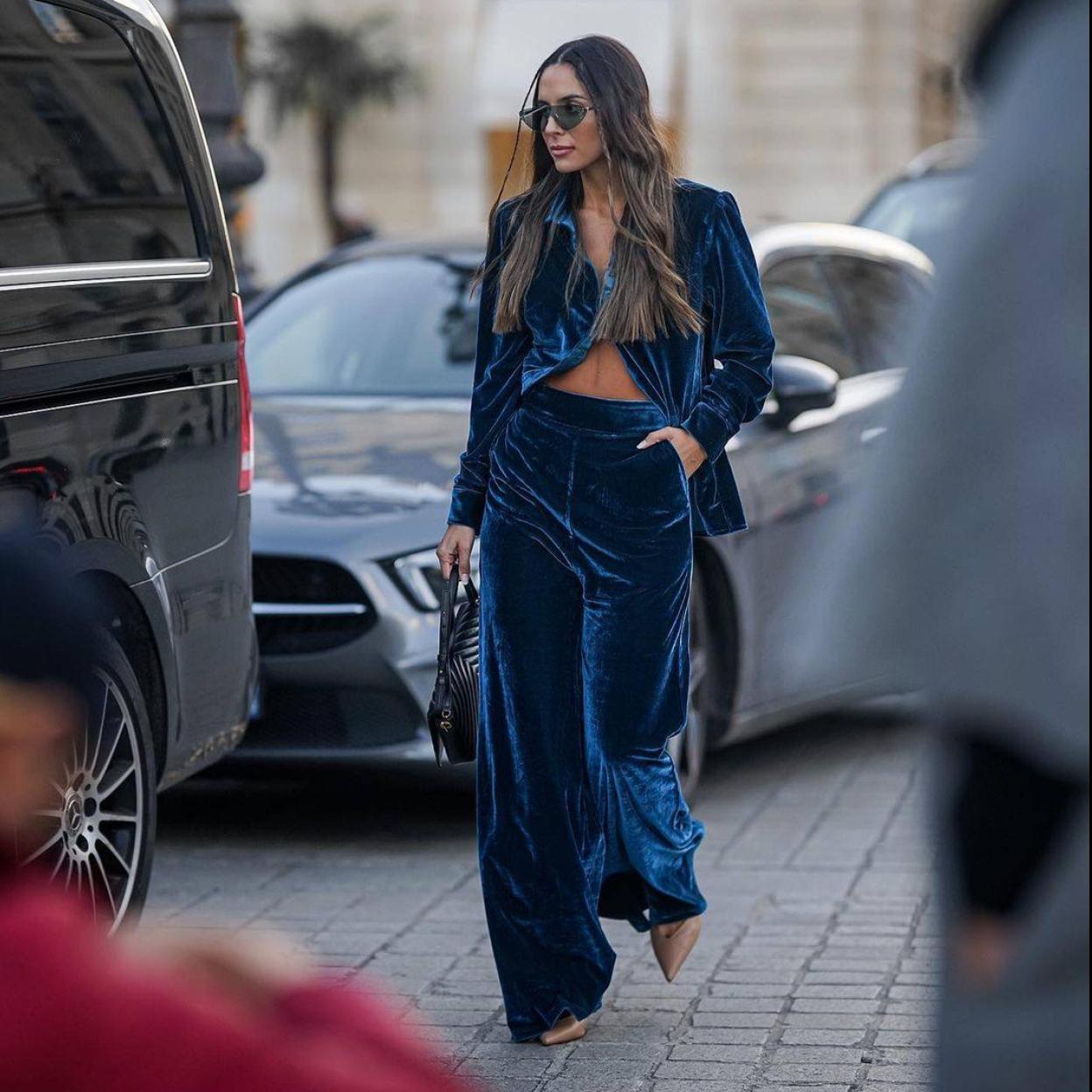 Influencer con conjunto de camisa y pantalón en terciopelo azul