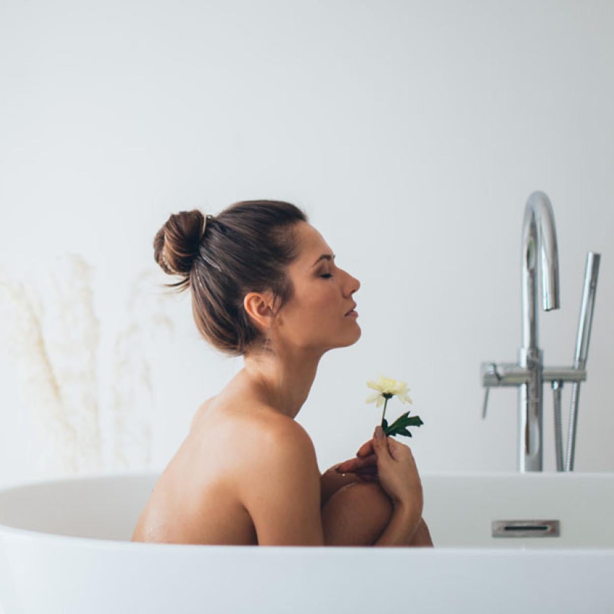 Los estudios científicos confirman que un baño de agua helada ayuda a quemar grasas