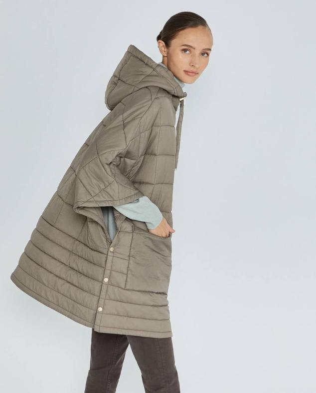 Capa en tejido efecto acolchado con capucha, mangas murciélago, bolsillos y cierre de cremallera, en tono verde, de Woman El Corte Inglés. Encuéntrala por 99,99 euros. Cómpralo aquí