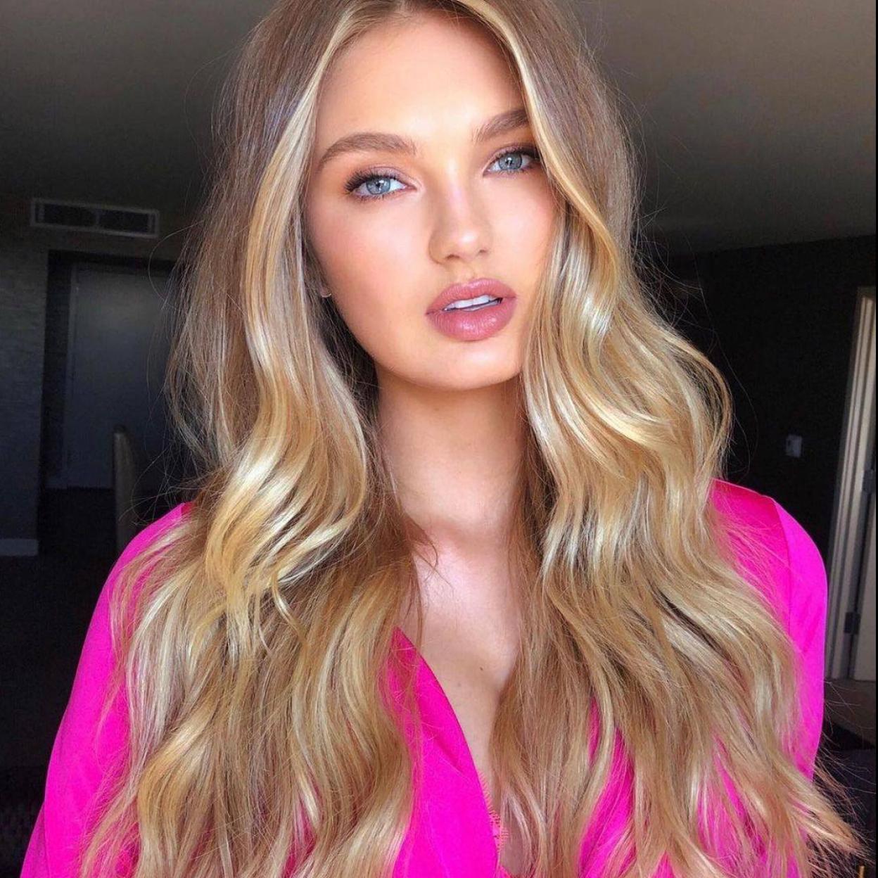 Para una melena brillante, luminosa y larga como la de Romee Strijd necesitas estos sérums