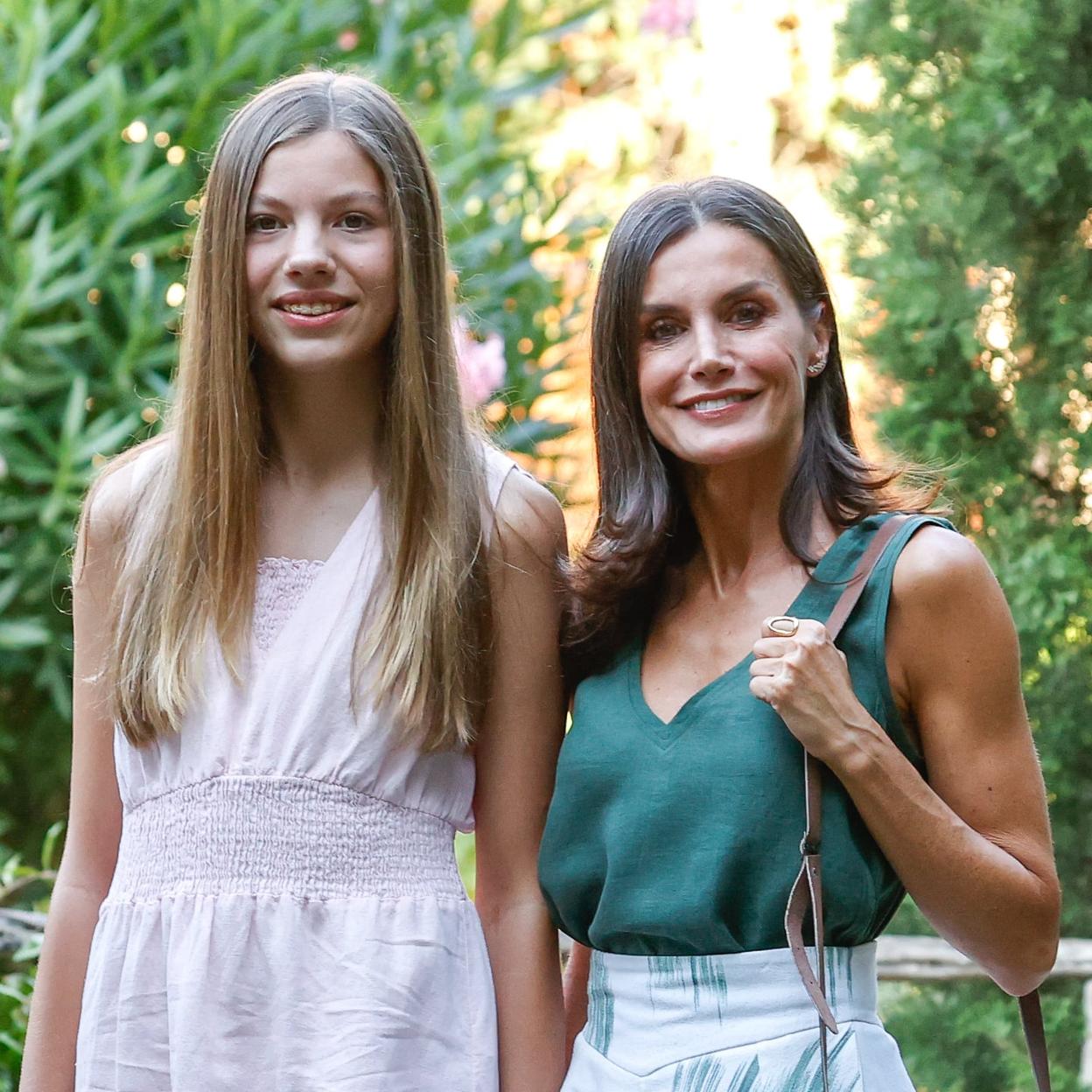 La infanta Sofía posa con su madre, la reina Letizia.
