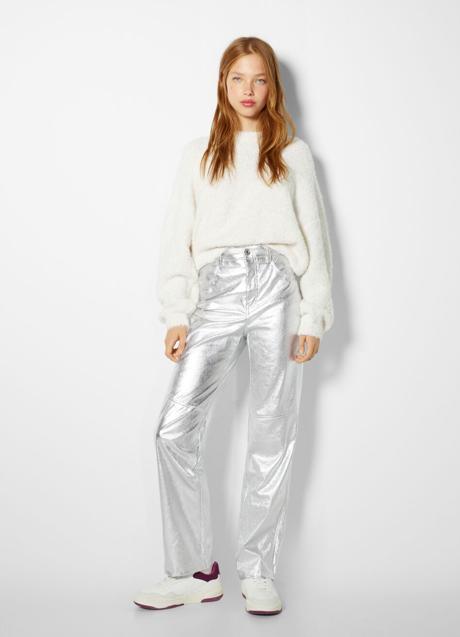 Imagen - Pantalones efecto metalizado de Bershka. Foto: Bershka.
