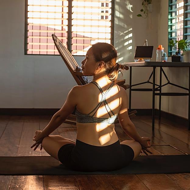 La rutina de yoga de 15 minutos que deberías practicar cada mañana para activar tu metabolismo