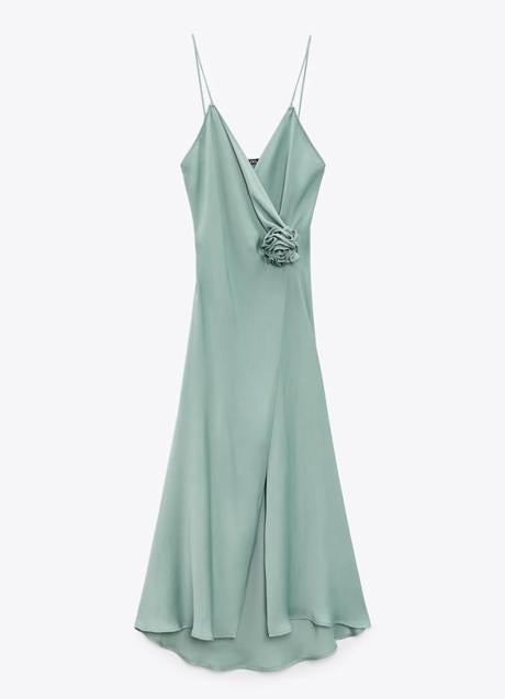 Imagen - El vestido de Zara tiene una flor en el lateral.