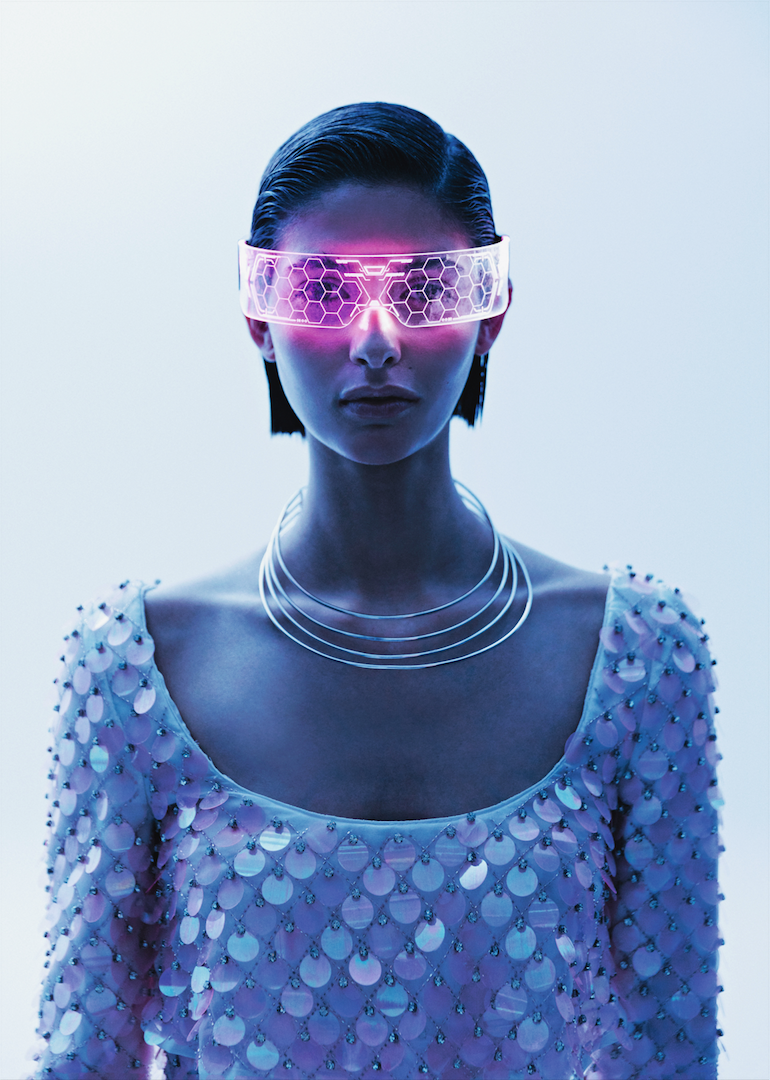 Body de lentejuelas, de Giambattista Valli, y gargantilla plateada de MAM.