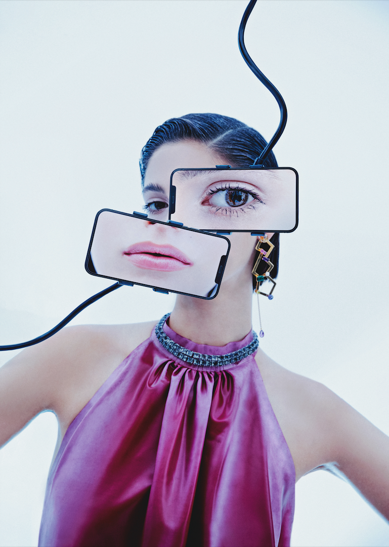 Body de látex, de Saint Laurent by Anthony Vacarello. Los pendientes de plata vermeil y gemas, son de Suot, y el collar, de Swarovski.