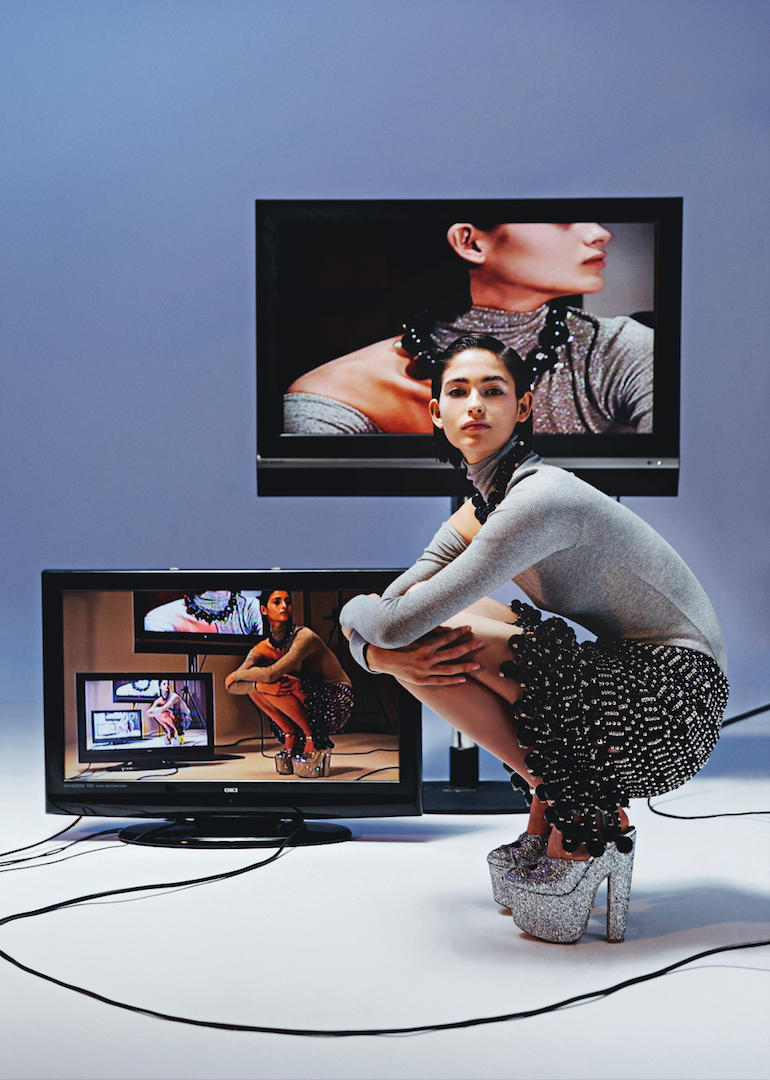 Top plateado de Pinko, falda y collar de resina y metal, de Givenchy; y plataformas de Giambattista Valli.