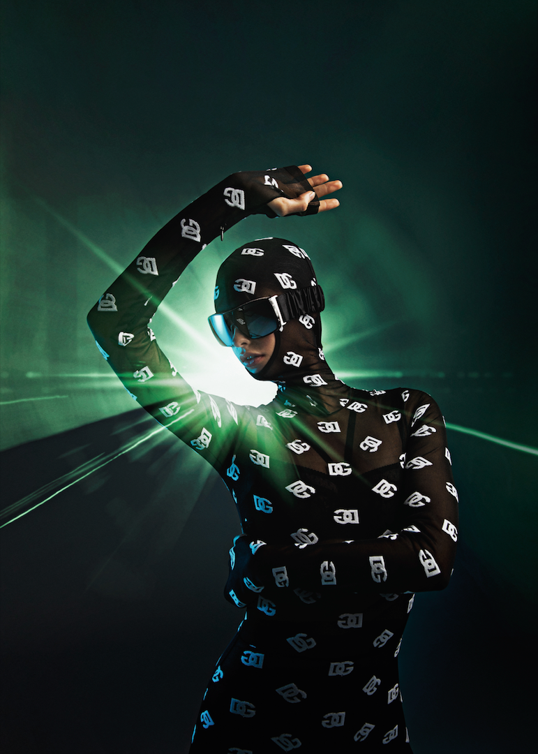 Mono de gasa estampado y sujetador de encaje, de Dolce&Gabbana. Las gafas de sol con cinta ajustable son de Chanel.