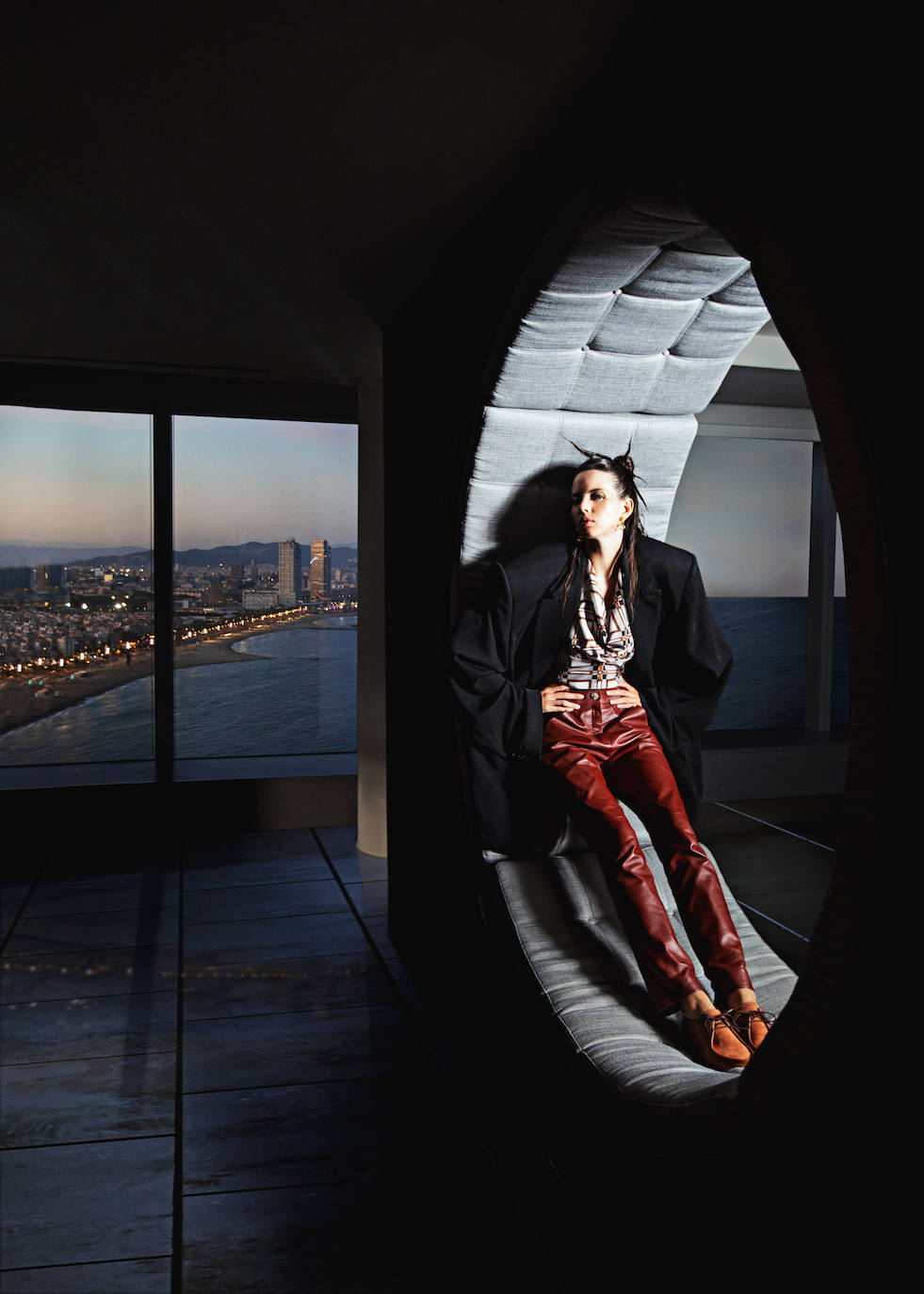 Top de Dsquared2, blazer de Balenciaga y pantalones de cuero, de Chanel. Los zapatos de cordones son de Mephisto y los pendientes de oro, de Tous.