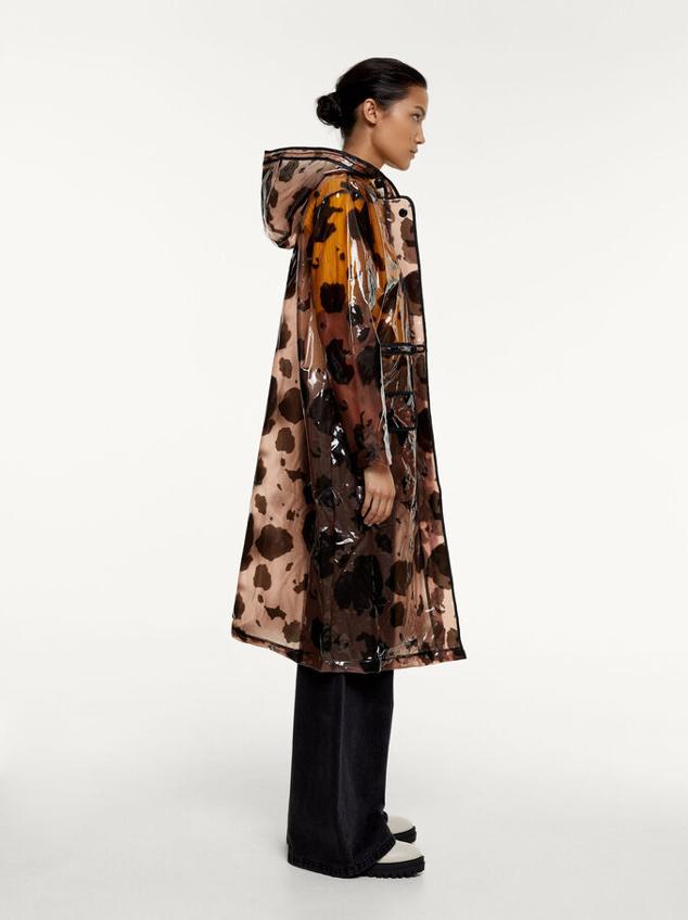 Chubasquero largo de Parfois con estampado de leopardo. Es semitransparente, con cierre delantero, cremallera y cordón ajustable. Cuenta con dos bolsillos y es de talla única. Cuesta 59,99 euros.