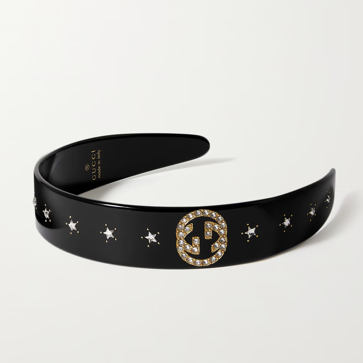 Imagen secundaria 1 - Horquillas de clip de Balenciaga (225€); Diadema con detalles de brillo de Gucci (370€) y Pasadores con logo de Prada (360€).