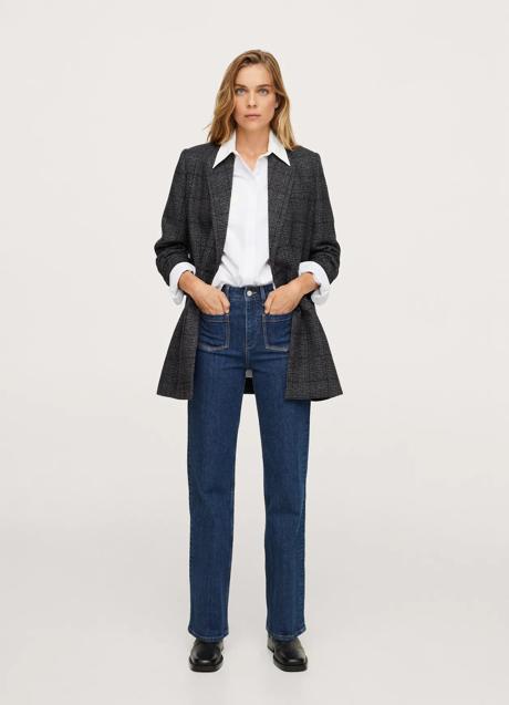 Imagen - Look con blazer, camisa blanca y vaqueros de Mango Outlet. Foto: Mango Outlet.