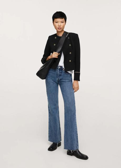 Imagen - Look con chaqueta corta, camiseta básica y vaqueros de Mango Outlet. Foto: Mango Outlet. 