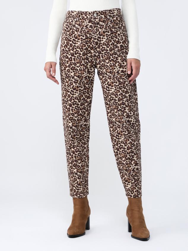 Pantalones con estampado animal de tiro alto y corte relajado con cinco bolsillos. Está compuesto por un tejido 100% de algodón, cremallera y botón frontal en plateado. Cuesta 19,99 euros.