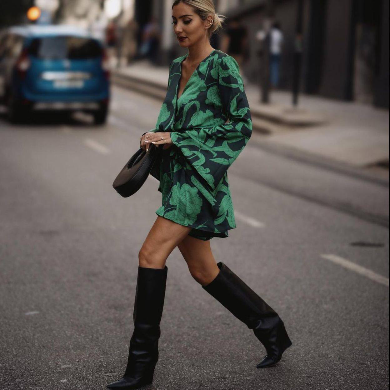 El look de vestido estampado y botas con el que arrasarás esta temporada