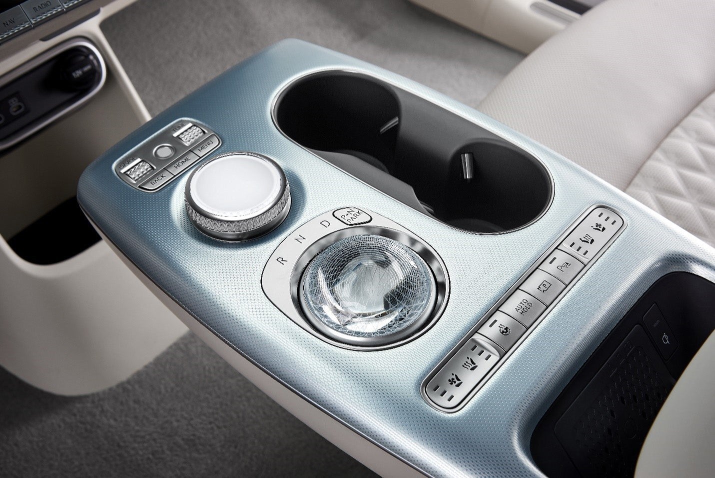 Hace ya tiempo que algunos coches de lujo cuentan con este sistema de reconocimiento que ha tenido poco recorrido. Ha quedado como un gadget más para acceder al perfil personal de cada conductor, ajustes de asientos, preferencias de música... Aún así la seguimos utilizando en algunos de nuestros dispositivos como los smartphone.