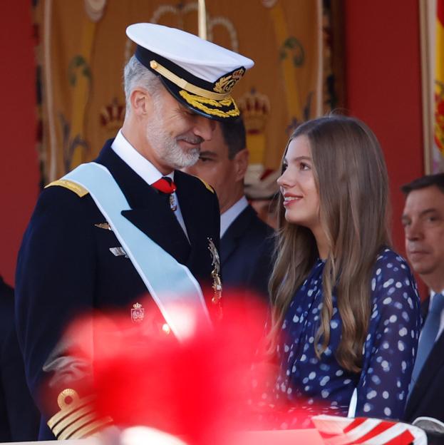 El evstido de la infanta Sofía en el Día de la Hispanidad a juego con el de  la reina Letizia | Mujerhoy