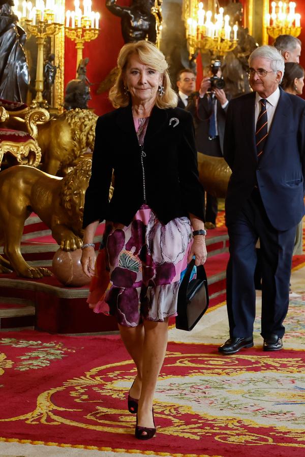Esperanza Aguirre con un vestido de flores rosas y una chaqueta negra.