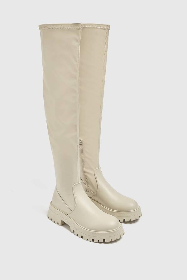 Botas altas XXL con suela plana track, puntera redonda y caña tipo calcetín, color crudo, de Pull&Bear. Puedes comprarlas a 49,99 euros.