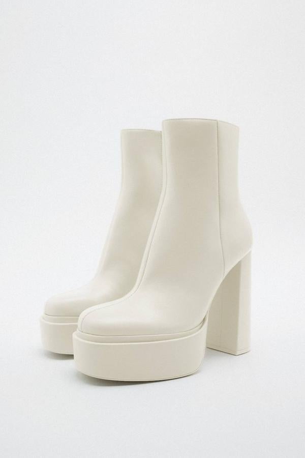 Botines con caña corta, plataforma, tacón grueso y puntera redonda, en blanco. Encuéntralos a 39,95 euros.