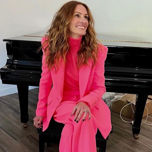 El traje rosa es una buena apuesta como look de ofician y así lo ha demostrado Julia Roberts. La actriz lo combinó con un jersey a juego y estaba ideal.