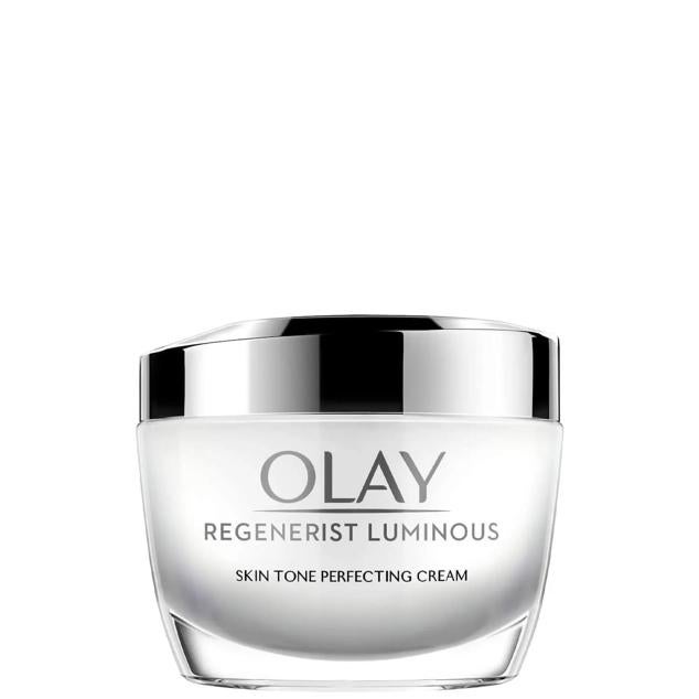 Regenerist Luminous Skin Tone Perfecting Cream de Olay revela el aspecto más uniforme y radiante. Esta crema elimina las células muertas, despigmenta, iguala e ilumina para que la piel luzca joven y enérgica, gracias a la acción de la niacinamida, el pantenol, los péptidos, la vitamina E y la vitamina C. Así, todas las mañanas podrás presumir de una piel bonita efecto cristal. Cómpralo aquí