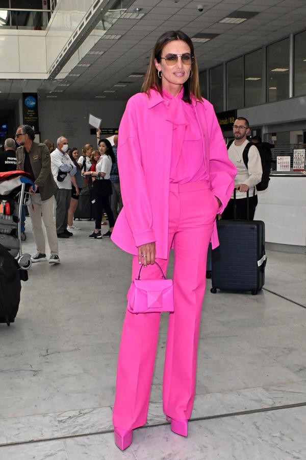 Si lo del traje te parece demasiado formal y prefieres opciones más casual, atenta a cómo lo ha hecho Nieves Álvarez. La modelo ha sustituido la blazer por una sobrecamisa oversize, pero manteniendo el total look rosa.