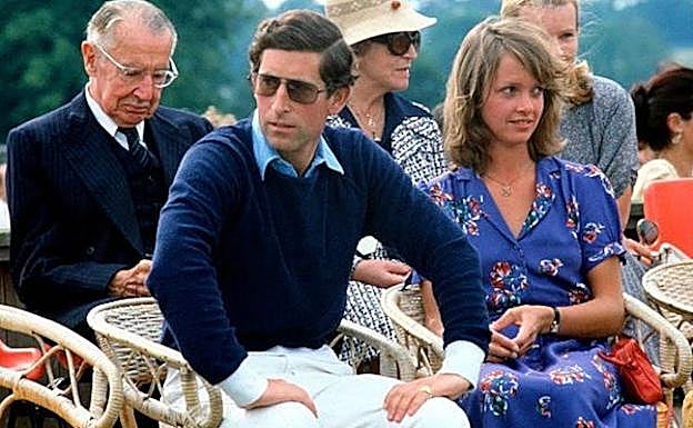 Carlos de Inglaterra con Sabrina Guinness.