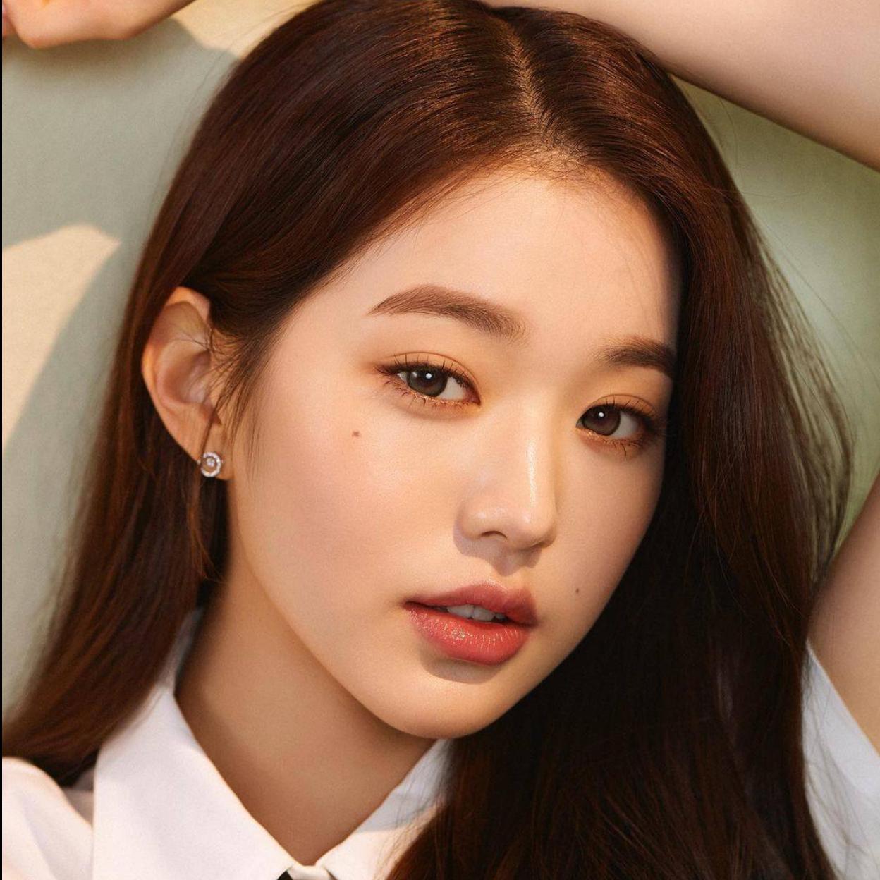 La bonita piel aterciopelada de la modelo se obtiene con el poder marino antiedad de las perlas