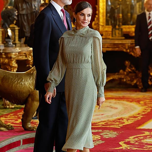 Imagen principal - La reina Letizia, Isabel Díaz Ayuso e Irene Montero.