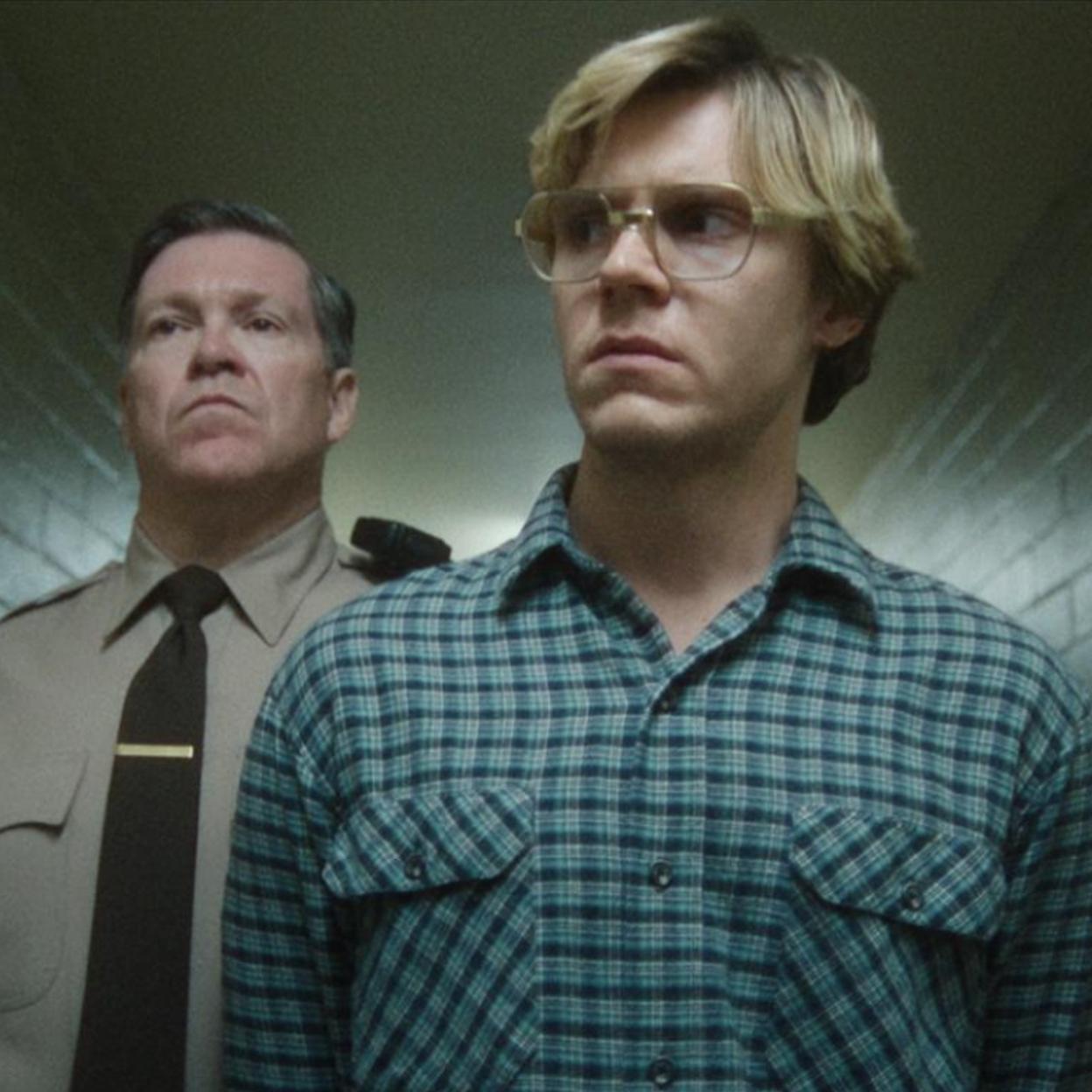 Evan Peters interpreta al asesino Jeffrey Dahmer.