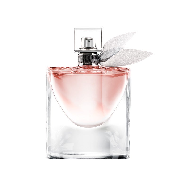 La Vie est Belle, el perfume cuya campaña protagoniza la actriz Julia Roberts, está disponible en formato recargable. Un lujo sostenible que permite recargar todos los formatos de frasco de la fragancia. La recarga está disponible en formato de 100 ml. (110 euros) 
