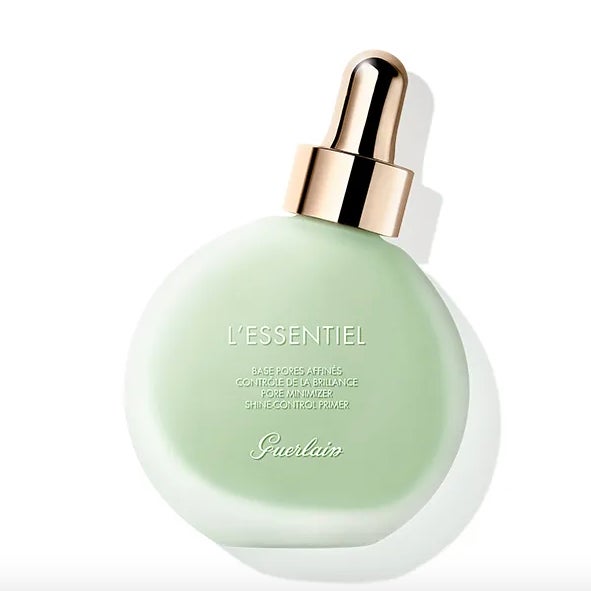 Con un 97% de ingredientes de origen natural, L’Essentiel Shine Control Primer reduce los brillos y la apariencia de los poros. El extracto de aguacate, presente en su fórmula, tiene una eficacia inmediata que mejora la textura de la piel con el paso de los días. ¿Los resultados? Poros menos visibles, reducción del brillo y de las imperfecciones. (32,95 euros)