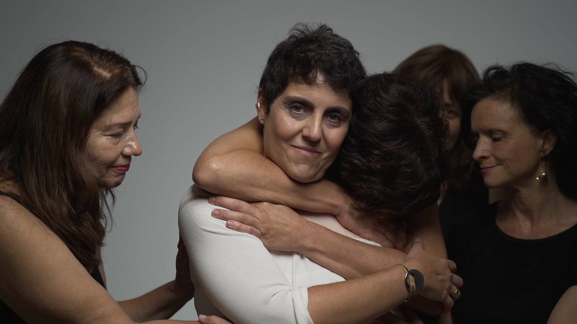 Emilia es paciente de cáncer de mama y uno de los rostros de la campaña de GEICAM, grupo líder en investigación de esta enfermedad en España. Formado por más de 950 especialistas de 200 centros, promueve la investigación y la formación médica continua, y facilita información a las afectadas sobre tratamientos, para promover su participación en ensayos clínicos. Desde 1995, han realizado más de 100 estudios con más de 66.000 pacientes.