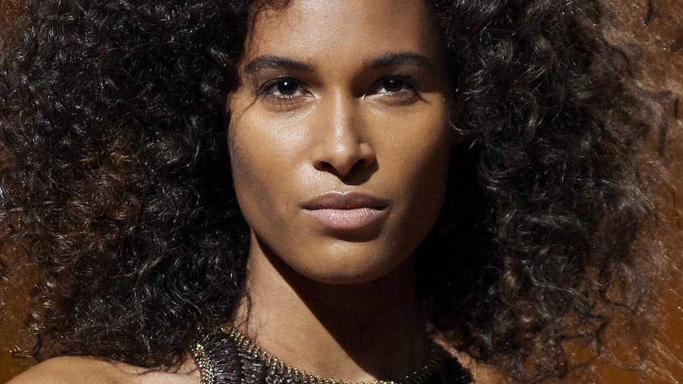 La melena con rizos definidos de esta modelo se obtiene con un spray activador del rizo