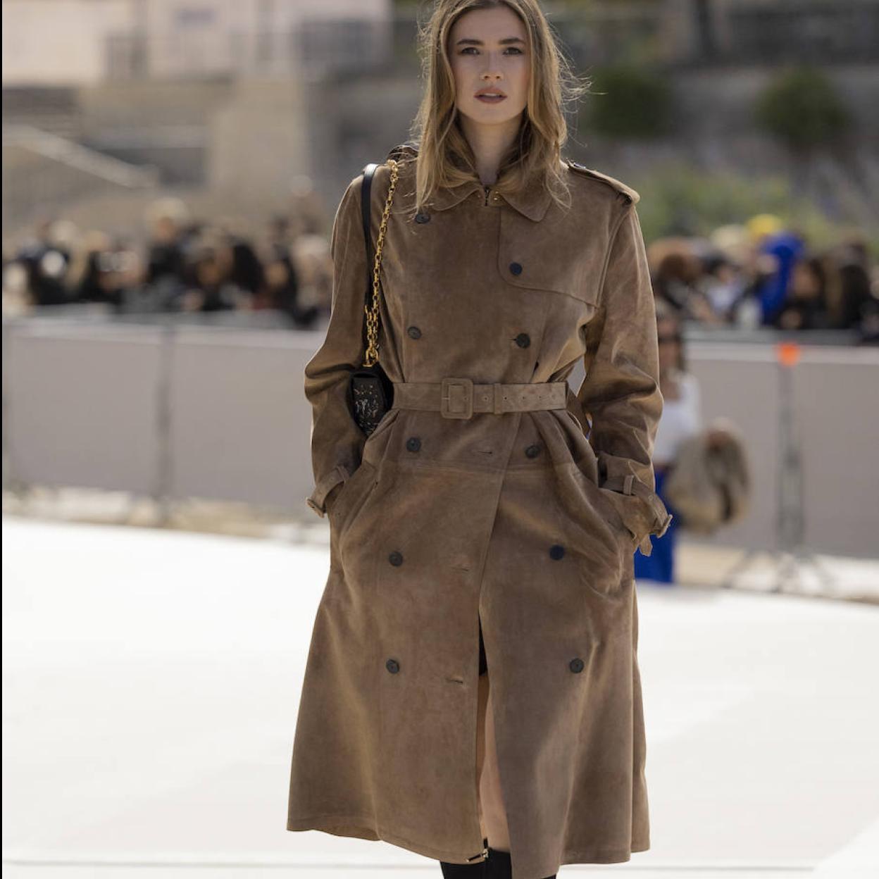 El trench marrón de ante hará que vayas elegante en todos tus looks