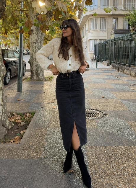 Imagen - La influencer Julie Sergent con falda midi en denim y cárdigan de borreguillo.