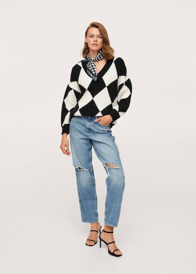 Jersey de silueta relajada con manga larga, escote de pico y estampado tipo damero bicolor en blanco y negro. Lo encontrarás por 25,99 euros.