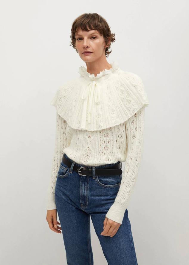 Jersey de diseño romántico en tejido de punto calado con volantes en el cuello, detalle de lazada y manga larga, en tono crudo. Su precio es de 13,99 euros.