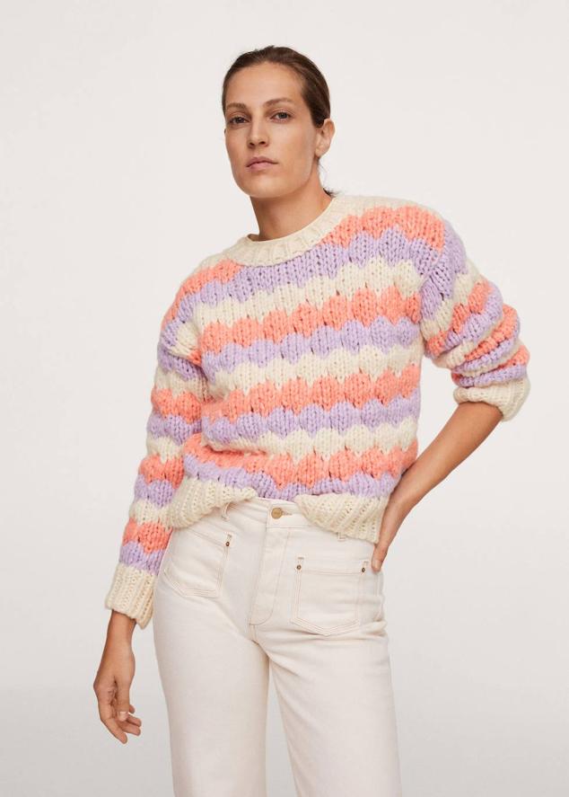 Jersey de punto grueso con cuello redondo, manga larga y estampado a rayas horizontales en crudo, morado y rosa. Hazte con él por 25,99 euros.