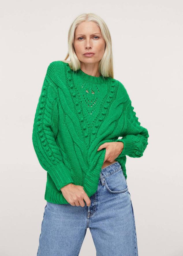 Jersey de punto trenzado con detalles en relieve, silueta relajada, cuello redondo y manga larga, color verde. Puedes comprarlo por 25,99 euros.