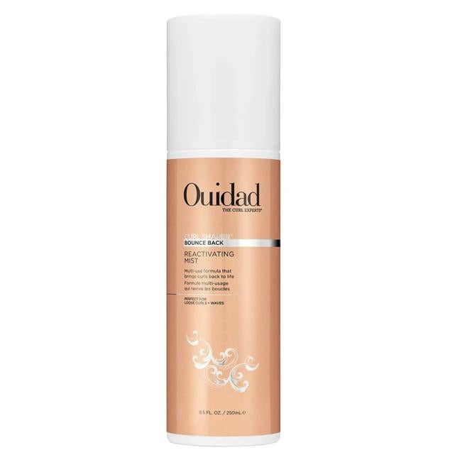 Bounce Back Reactivating Mist de Ouidad combina ácido hialurónico, proteína de arroz y pantenol para acondicionar, hidratar y mantener los rizos hidratados por un tiempo prolongado, suelto, brillantes, con volumen y sedosos. Cómpralo aquí