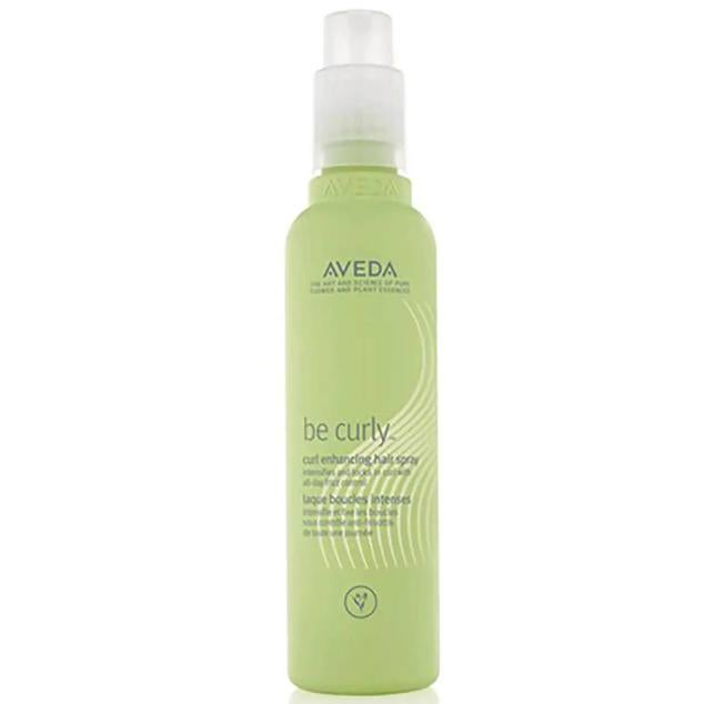 Be Curly Curl Enhancing Hairspray de Aveda intesifica el rizo haciéndolo más flexible y moldeable con sus proteínas de trigo y aloe vera orgánico, que también garantizan fijación, hidratación y control del encrespamiento. Cómpralo aquí