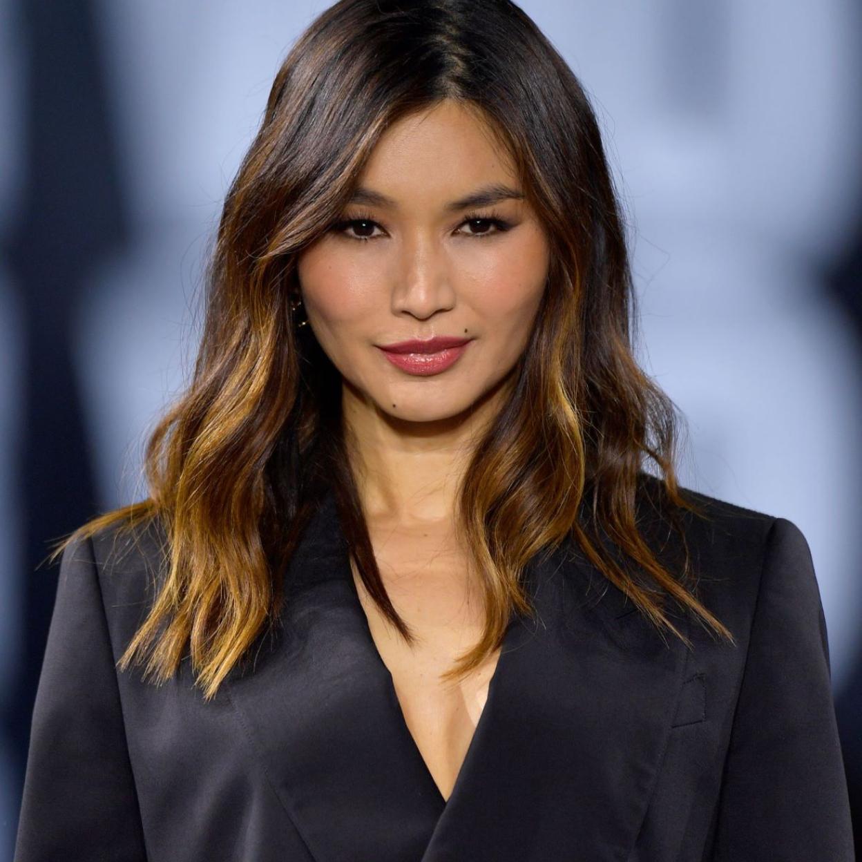 La actriz Gemma Chan en el desfile de L'Oréal Paris durante la Semana de la Moda de París.