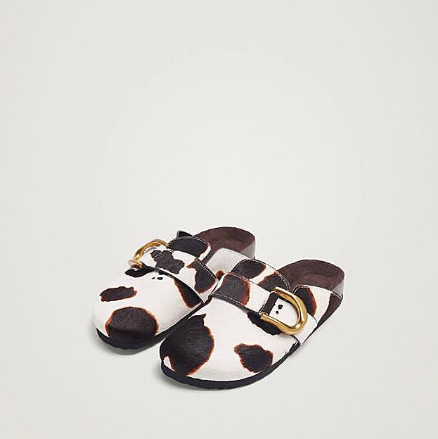 Zuecos planos de piel con estampado animal