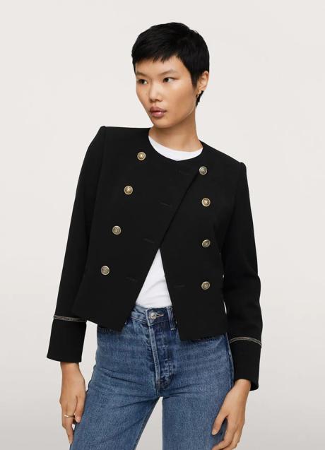 Imagen - Chaqueta corta con botones de Mango Outlet. Foto: Mango Outlet.